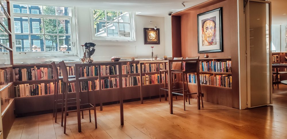 library bar ambassade hotel